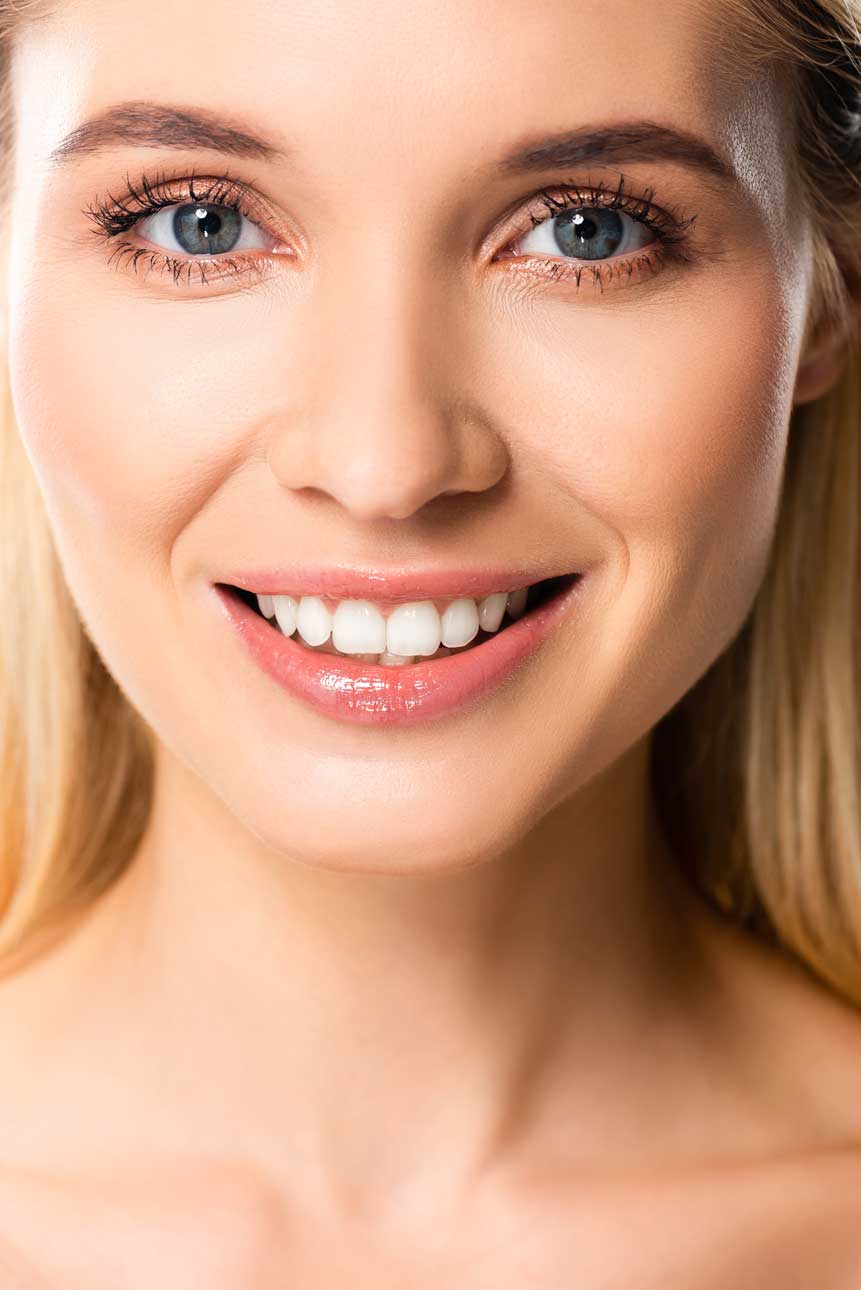 naked-smiling-blonde-woman-with-white-teeth-2023-11-27-05-28-40-utc